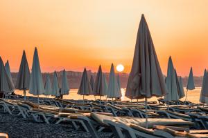 spiaggia lettini e ombrelloni